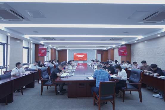 人们在房间里的桌子前低可信度描述已自动生成